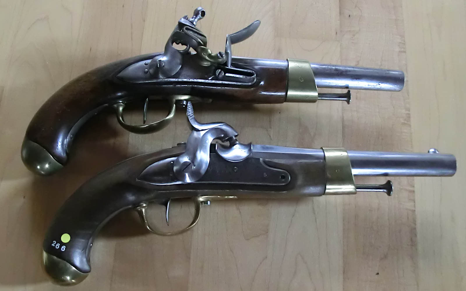 Arquebuse Genève - Deux pistolets français à poudre noire